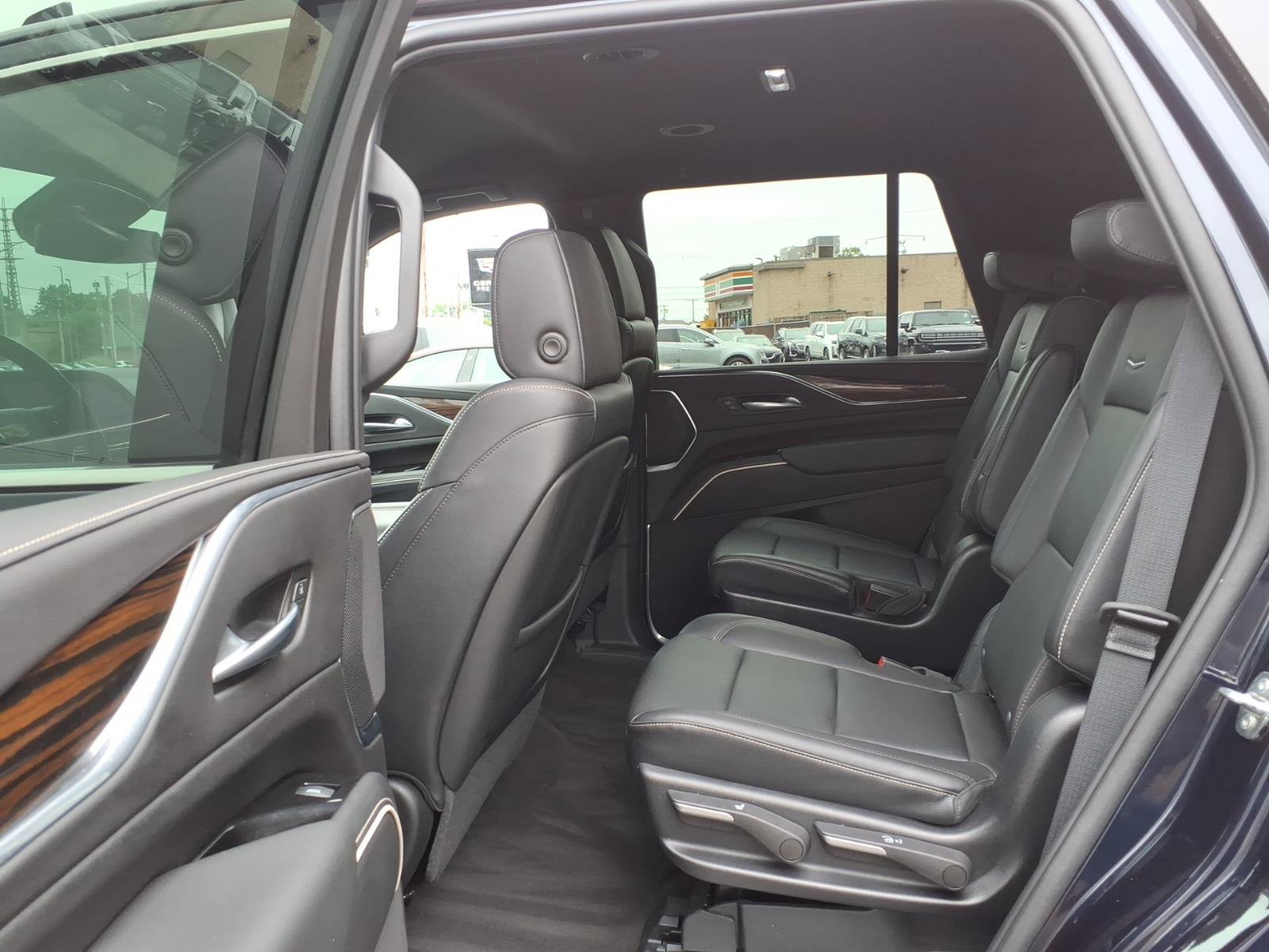 Used 2023 Cadillac Escalade Luxury AWD/4WD image 15
