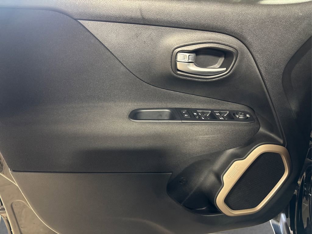 Used 2017 Jeep Renegade Latitude w/ Cold Weather Group image 23