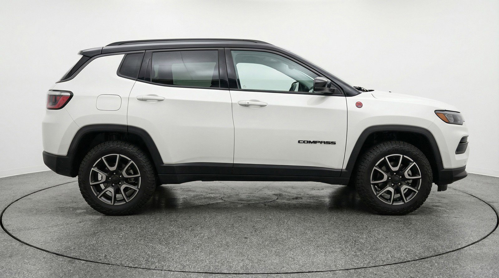 Used 2025 Jeep Compass Trailhawk AWD/4WD image 11
