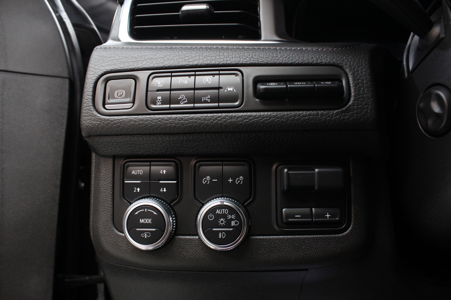 Used 2023 GMC Yukon Denali w/ Advanced Technology Package image 16