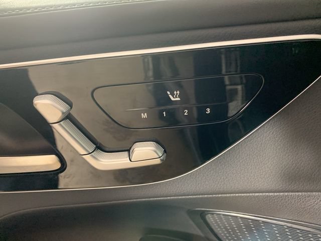 Used 2025 Mercedes-Benz GLC 300 4MATIC image 17