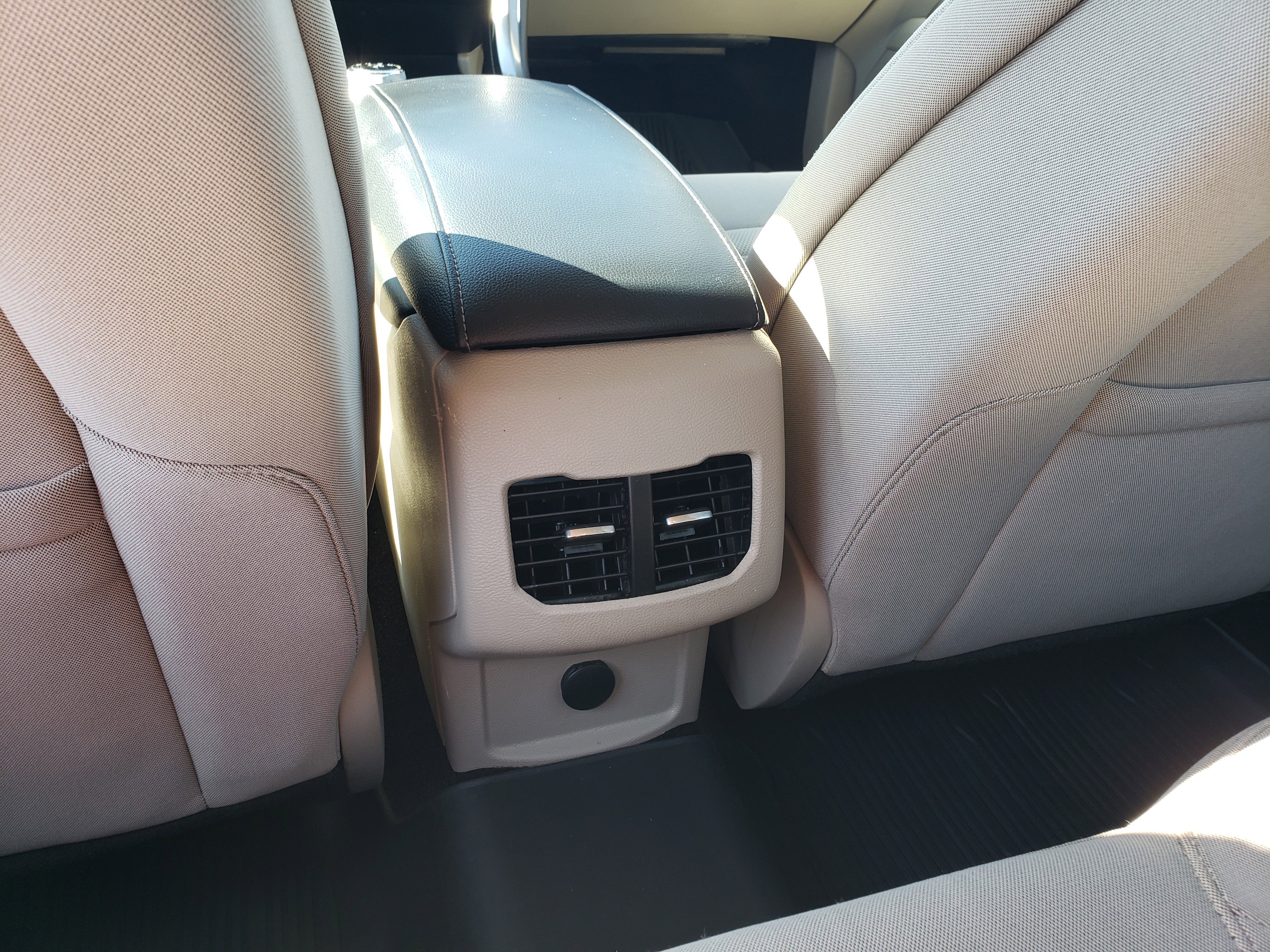 Used 2018 Ford Fusion SE w/ Fusion SE Technology Package image 34