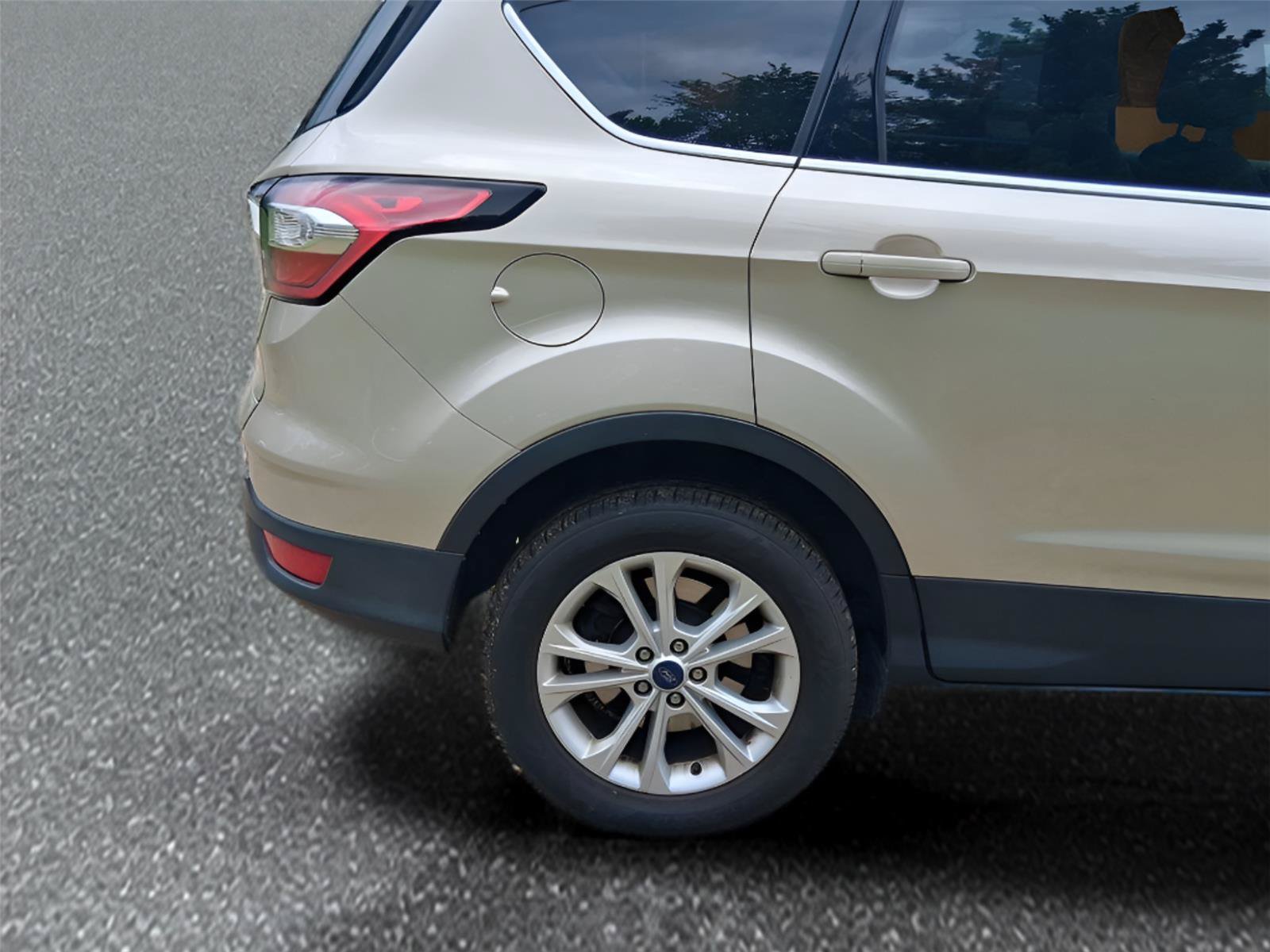 Used 2017 Ford Escape SE w/ SE Cold Weather Package AWD/4WD image 8