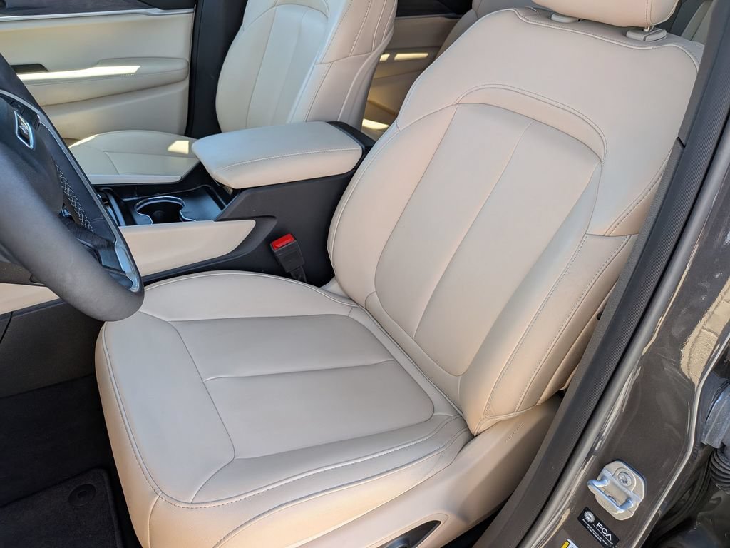 Used 2025 Jeep Grand Cherokee L Limited RWD image 30