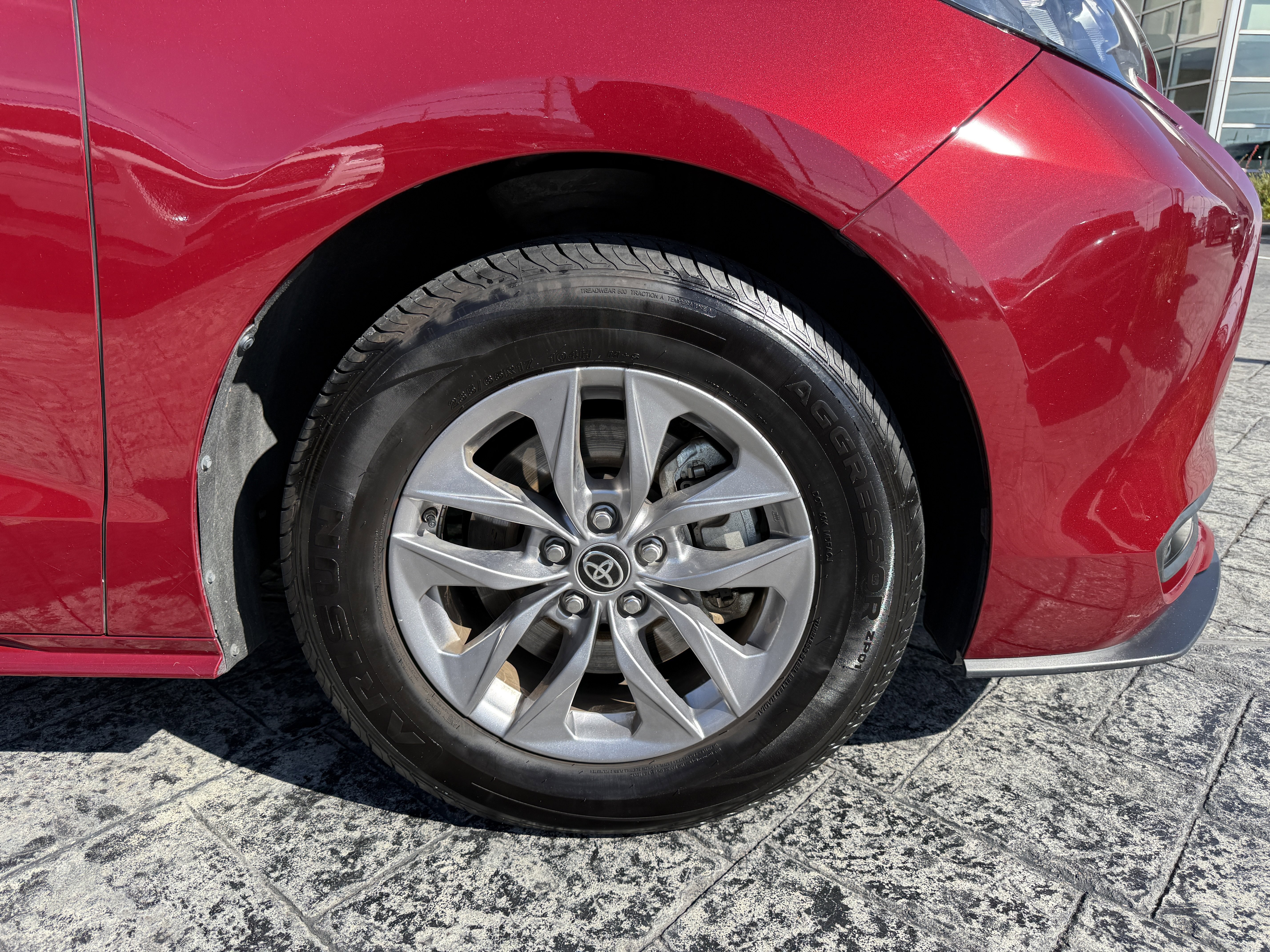 Used 2025 Toyota Sienna XLE image 9