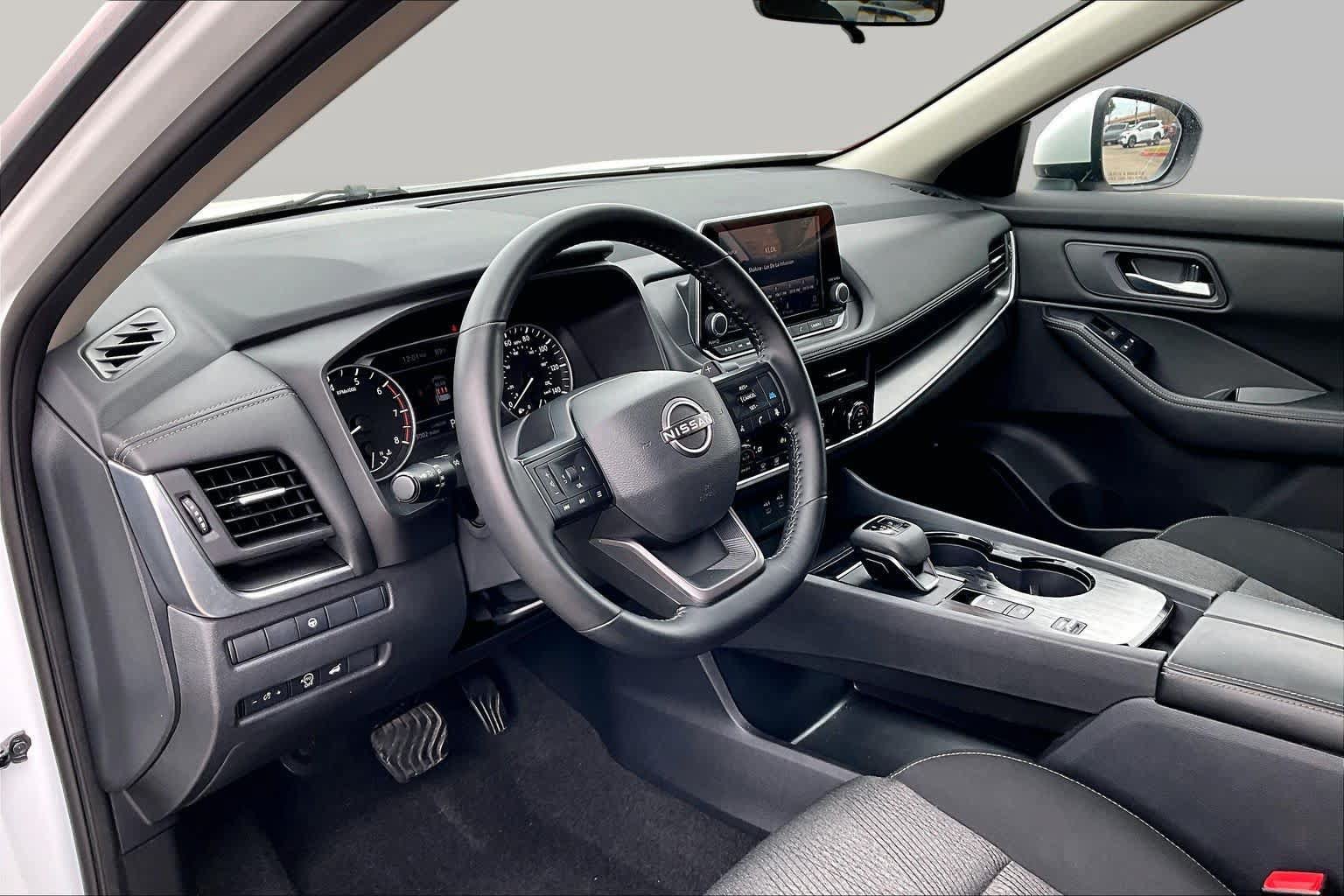 Certified 2025 Nissan Rogue SV FWD image 18