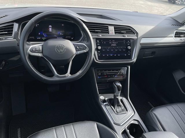 Used 2024 Volkswagen Tiguan SE w/ Panoramic Sunroof Package image 6