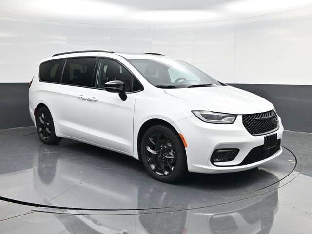 Used 2025 Chrysler Pacifica Limited image 1