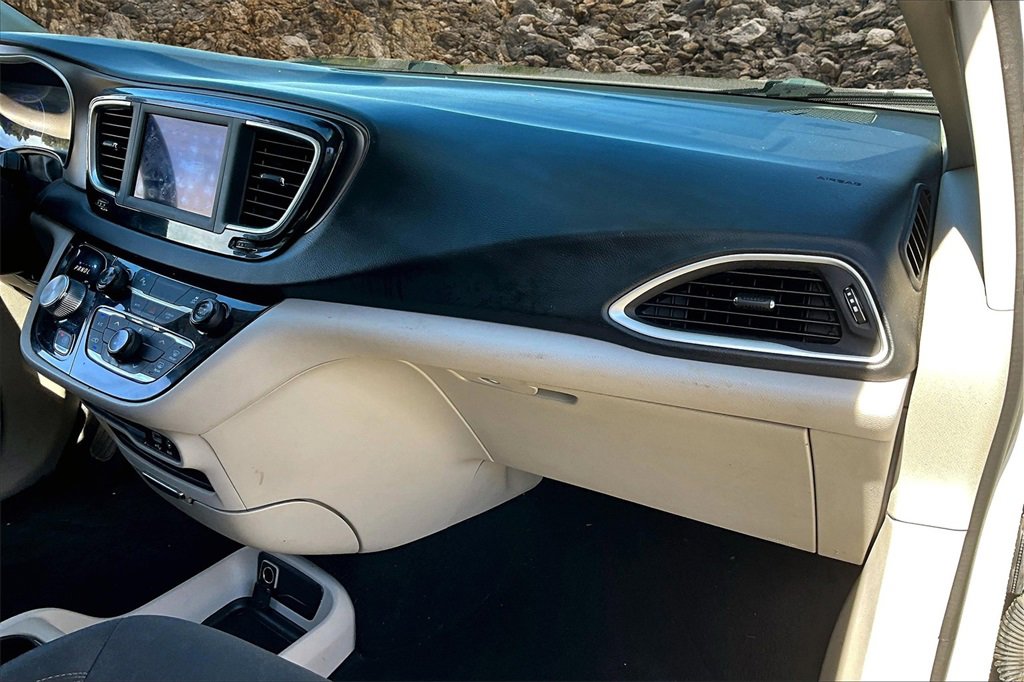 Used 2019 Chrysler Pacifica L image 6