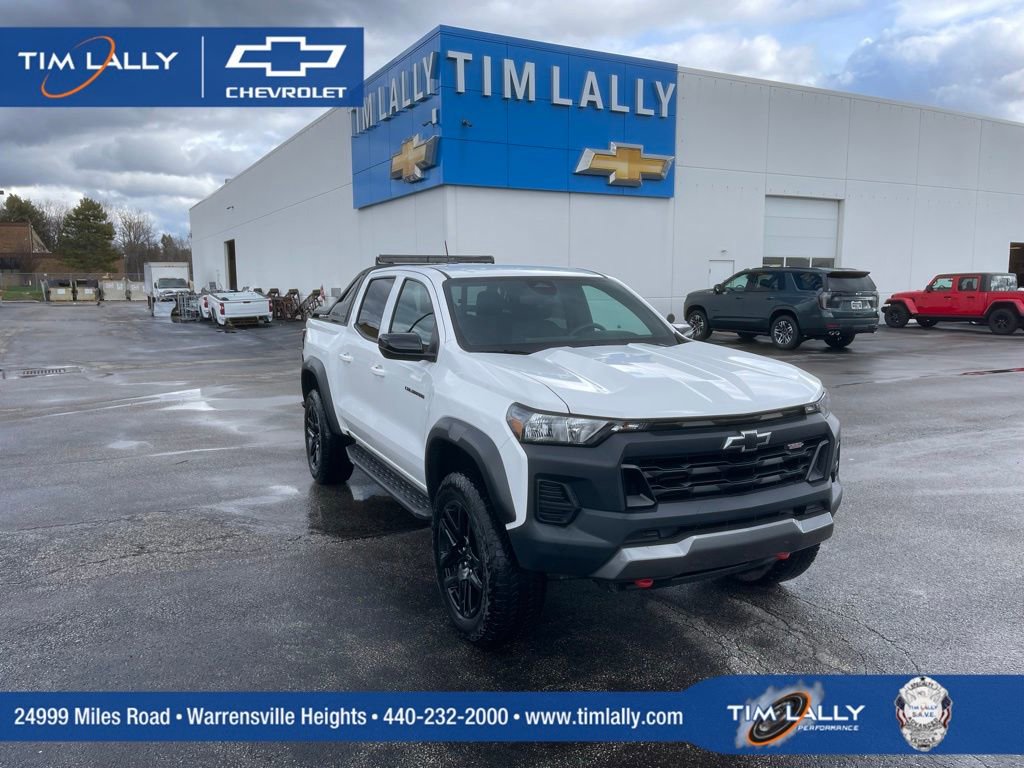 Used 2025 Chevrolet Colorado Trail Boss w/ Midnight Edition image 1