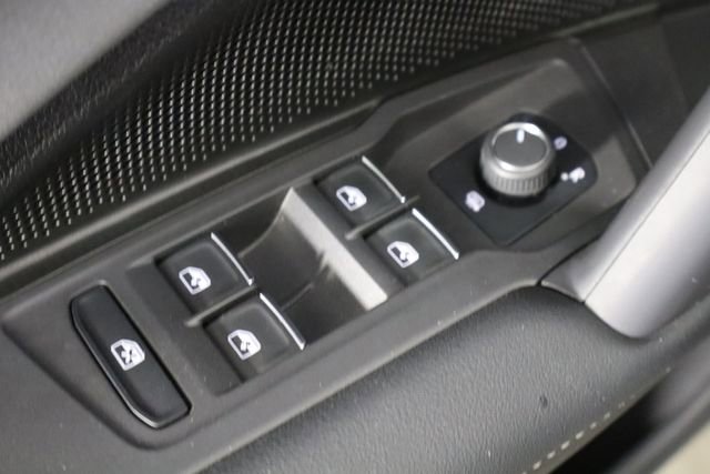 Used 2025 Volkswagen Tiguan SE AWD/4WD image 18