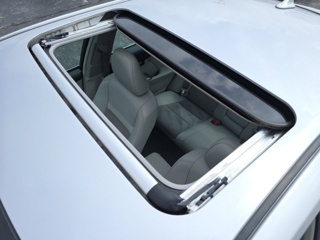 Used 2014 Toyota Camry XLE w/ Leather Package FWD image 2