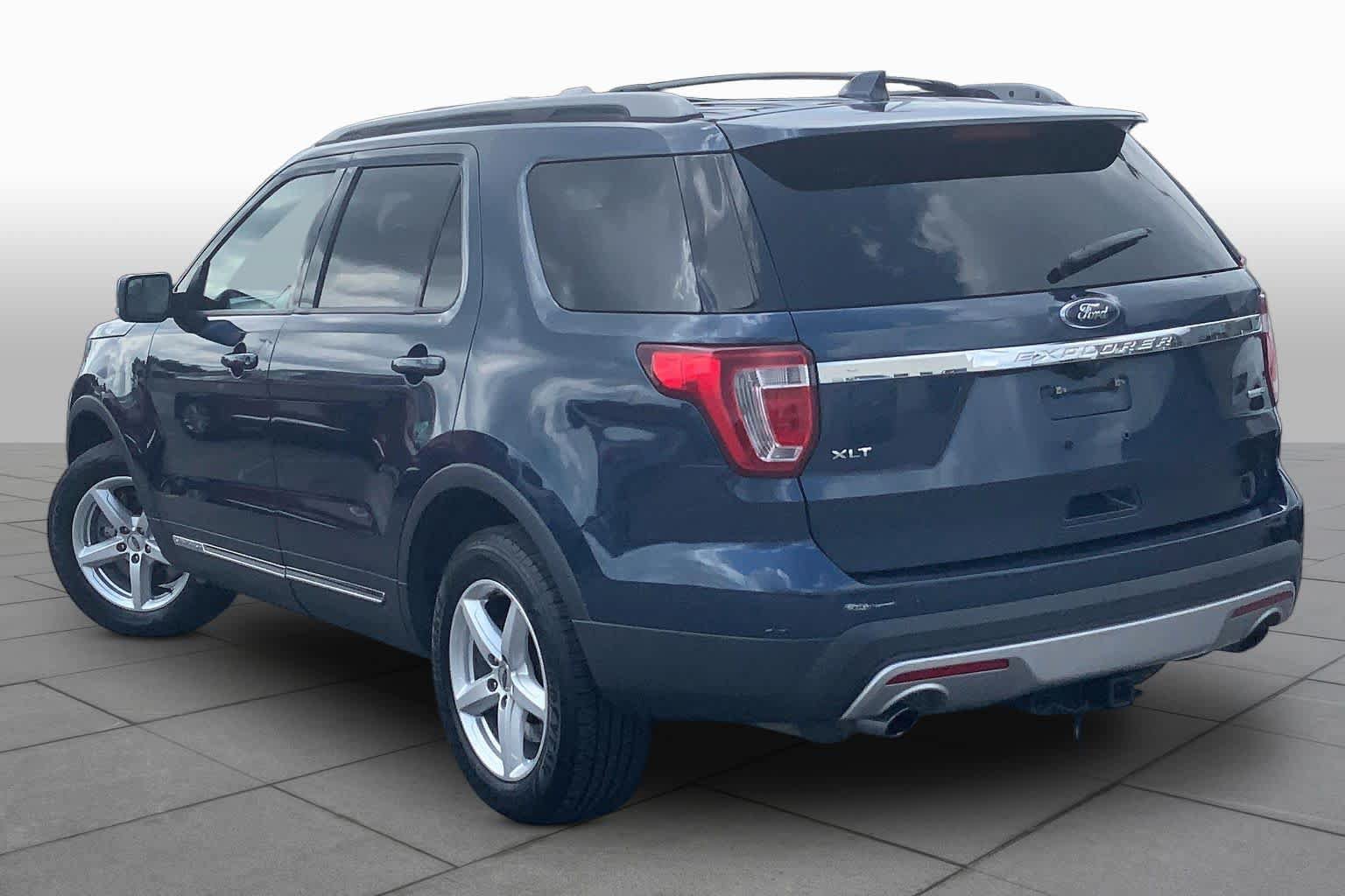 Used 2016 Ford Explorer XLT w/ Equipment Group 202A AWD/4WD image 12