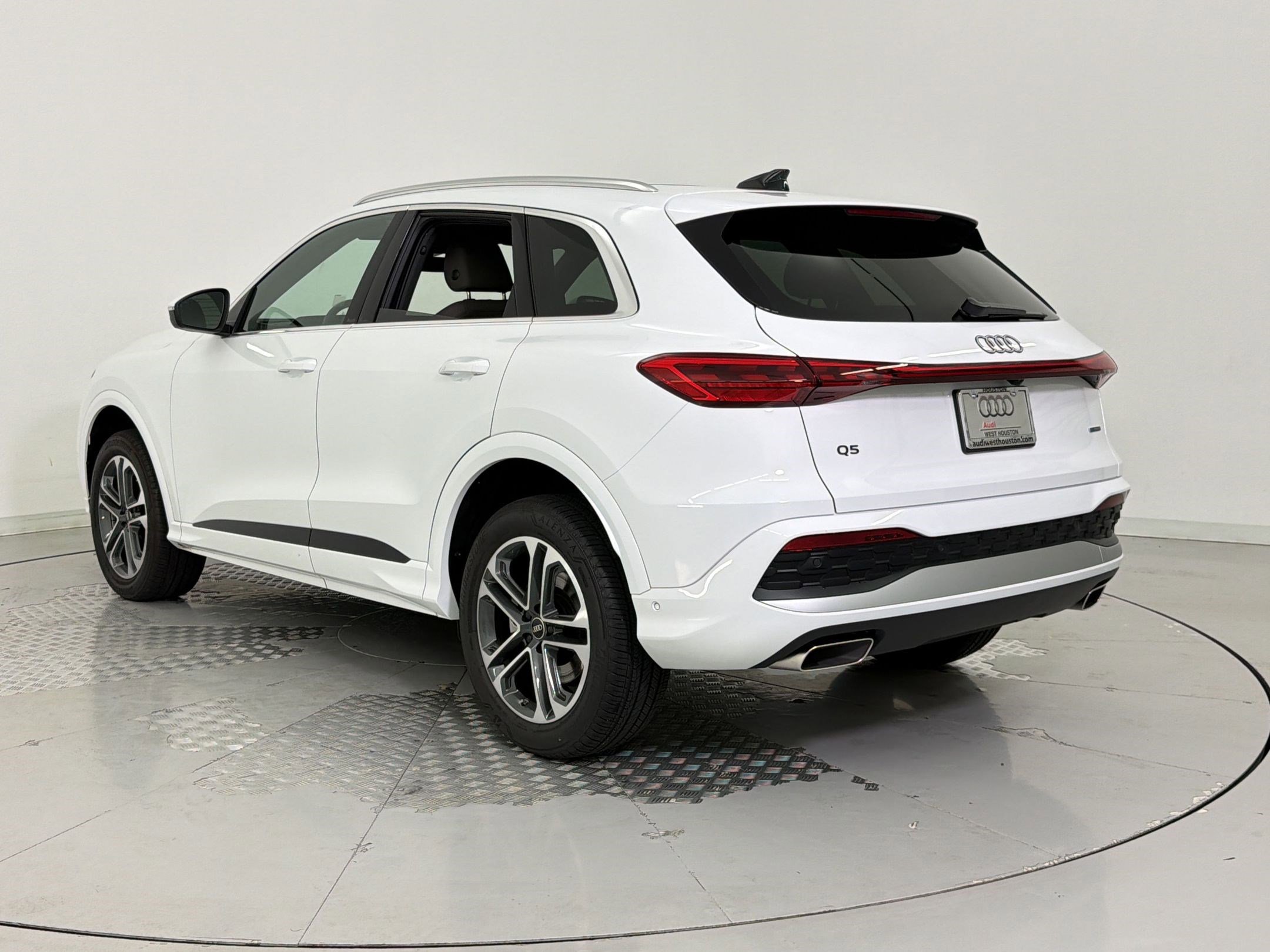 Certified 2025 Audi Q5 Premium w/ Convenience Package image 3