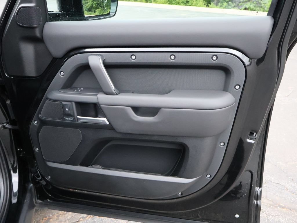 New 2026 Land Rover Defender 110 X-Dynamic SE AWD/4WD image 11