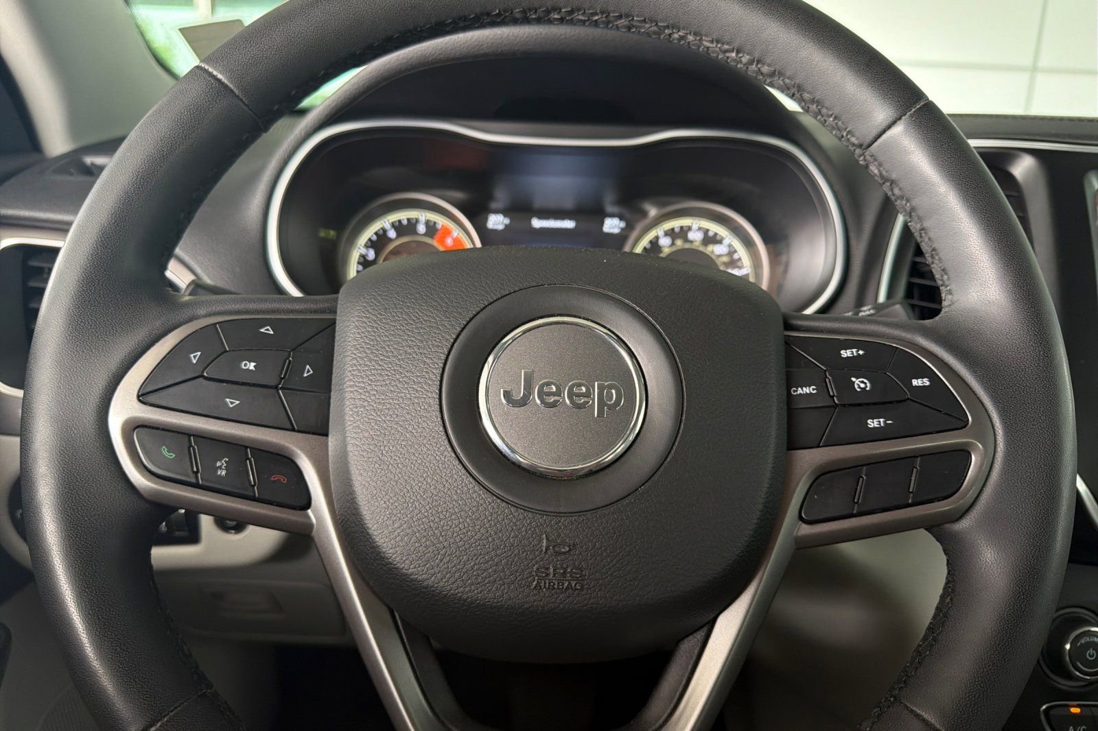 Used 2022 Jeep Cherokee Latitude Lux w/ Mopar Interior Package AWD/4WD image 27