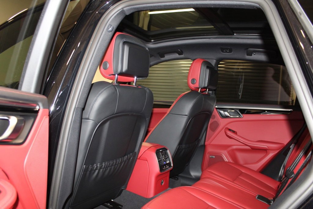 Certified 2025 Porsche Macan image 33