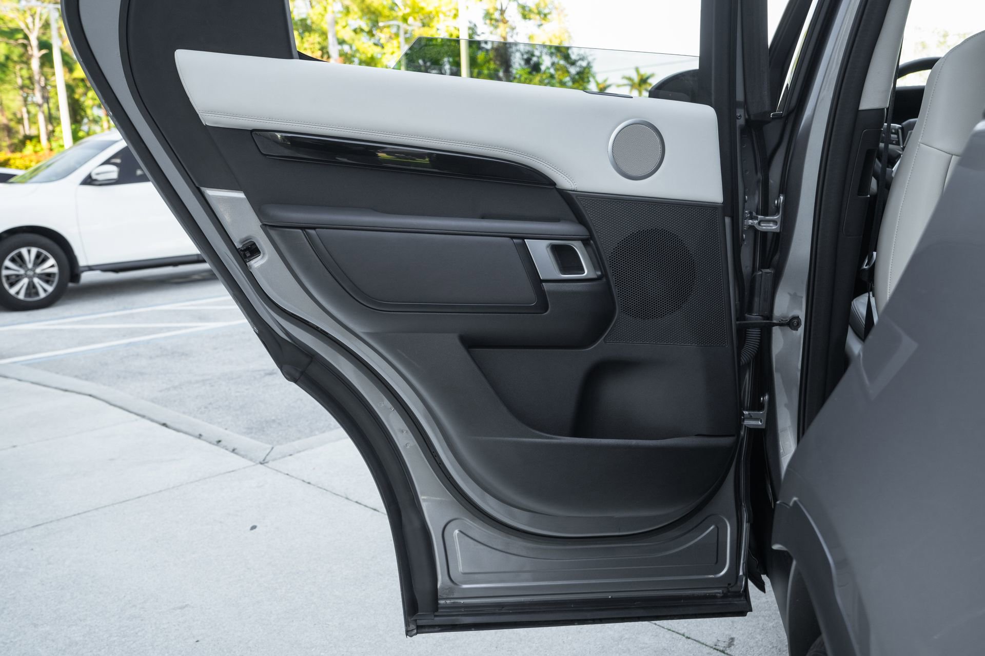 Used 2025 Land Rover Discovery S image 32