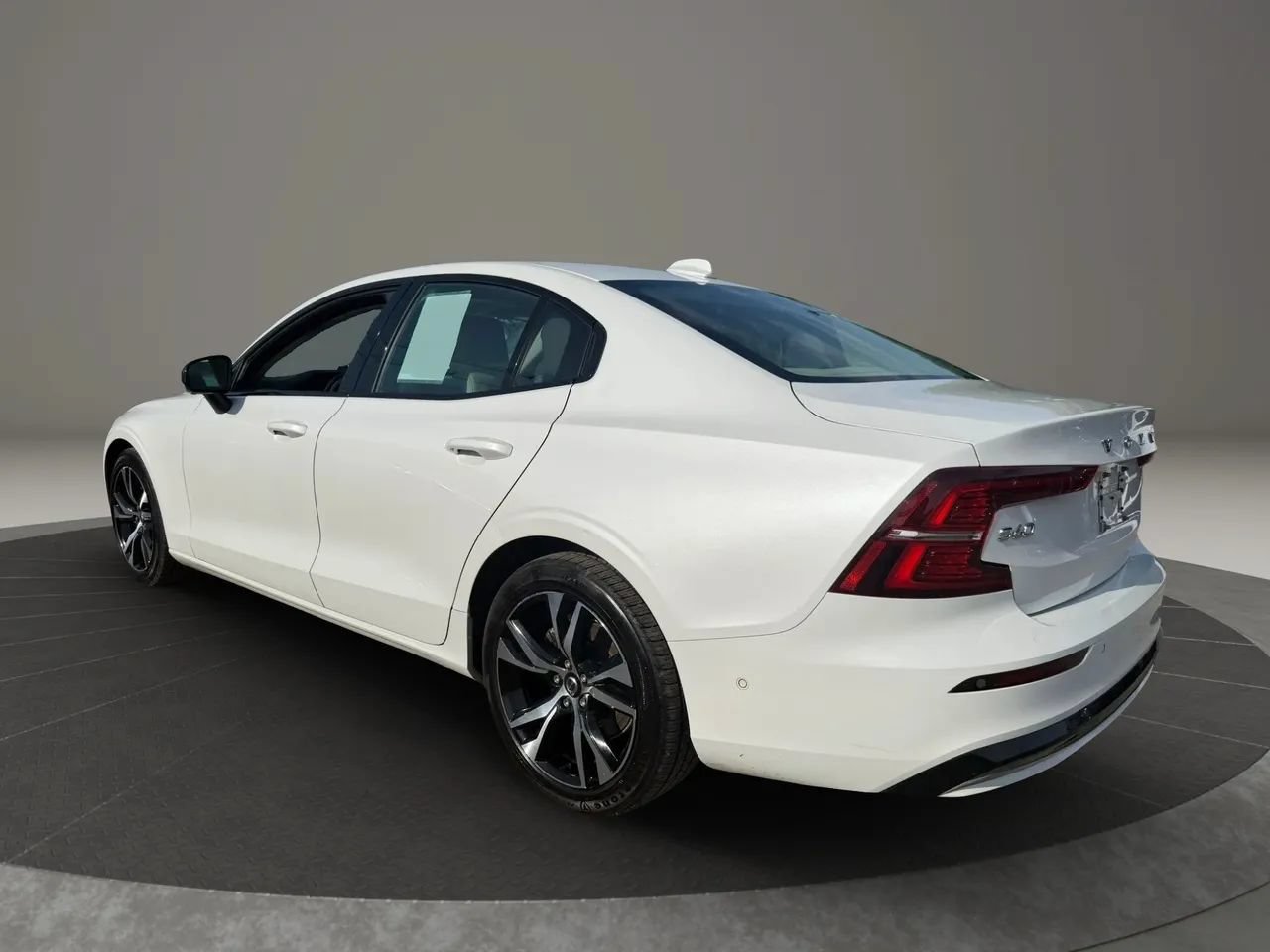 Used 2023 Volvo S60 B5 Plus FWD image 6