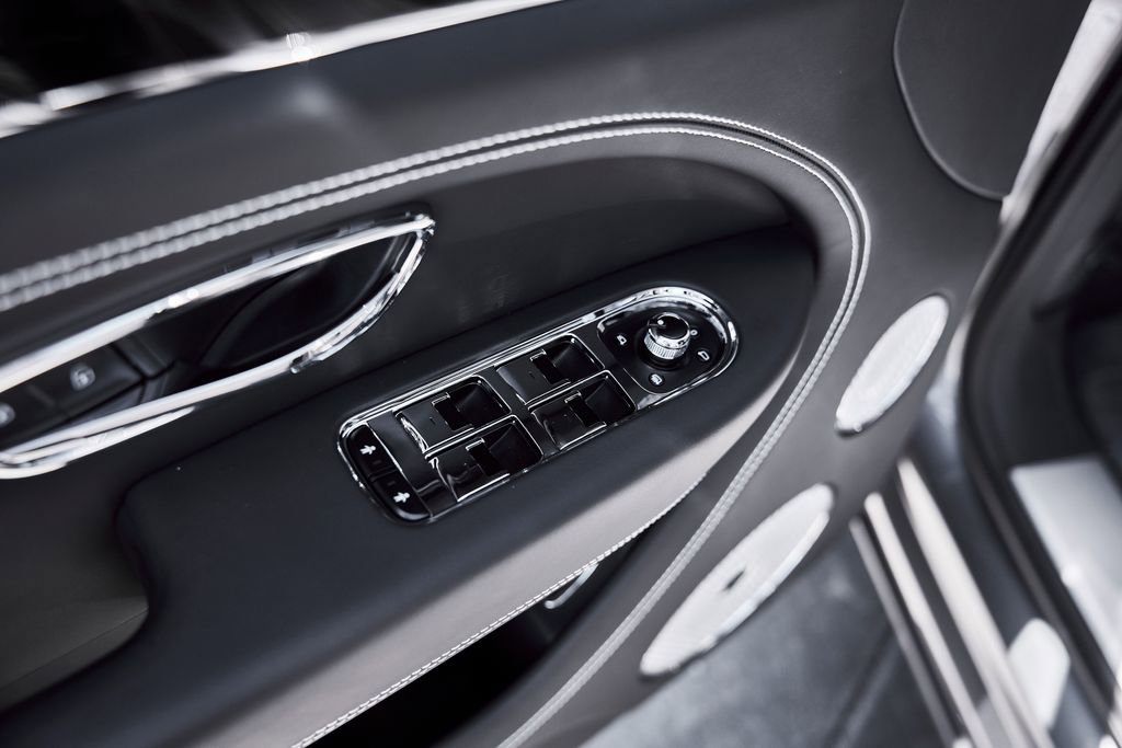 Used 2024 Bentley Bentayga AWD/4WD image 30