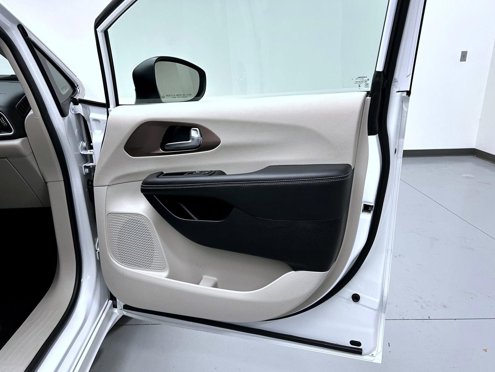 Used 2023 Chrysler Voyager LX image 16