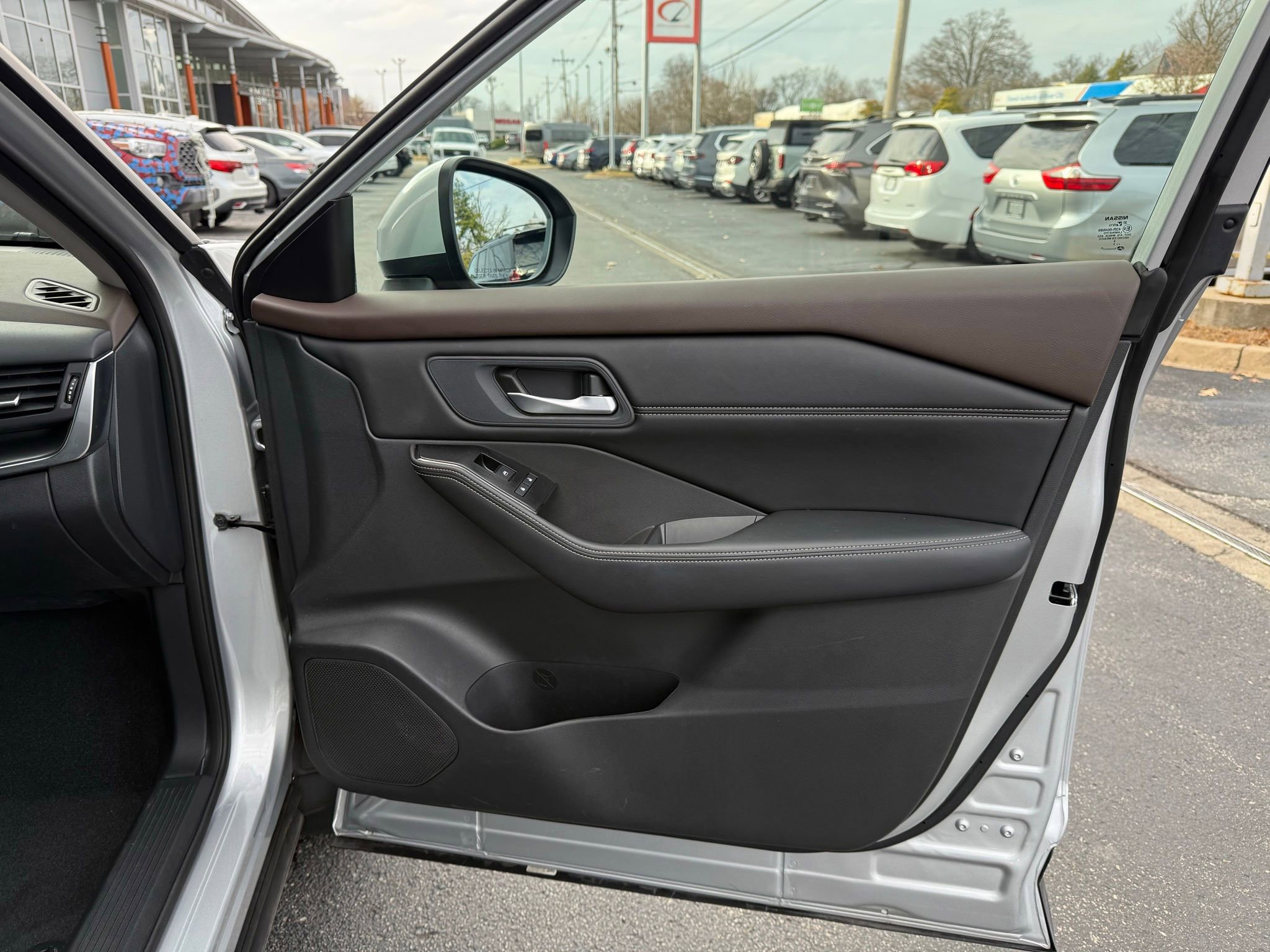 Used 2023 Nissan Rogue SV w/ SV Premium B Package image 19