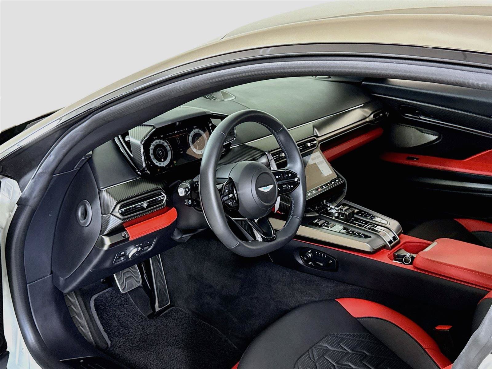Used 2025 Aston Martin Vanquish RWD image 15