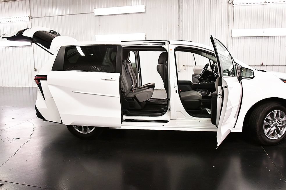 Used 2024 Toyota Sienna LE AWD/4WD image 33