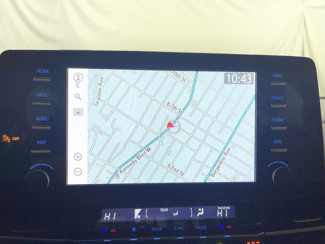 Used 2022 Toyota Sienna Limited image 18