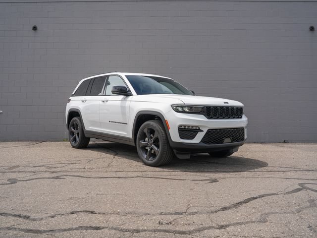 Used 2024 Jeep Grand Cherokee Limited w/ Black Appearance Package AWD/4WD image 9