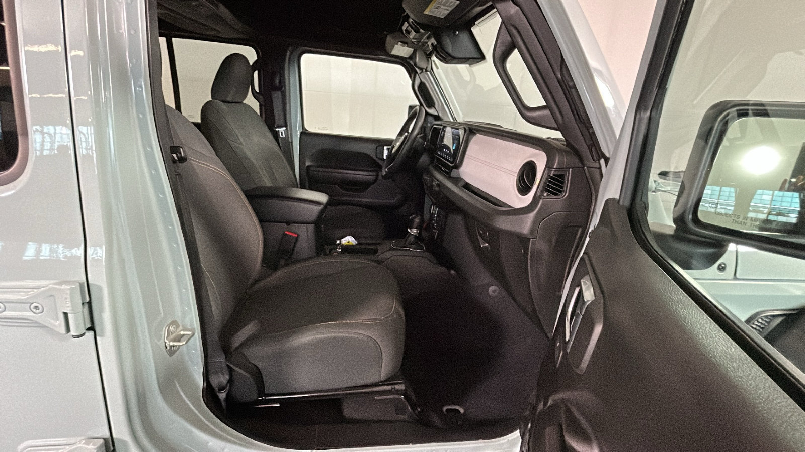 Used 2024 Jeep Wrangler Unlimited AWD/4WD image 35