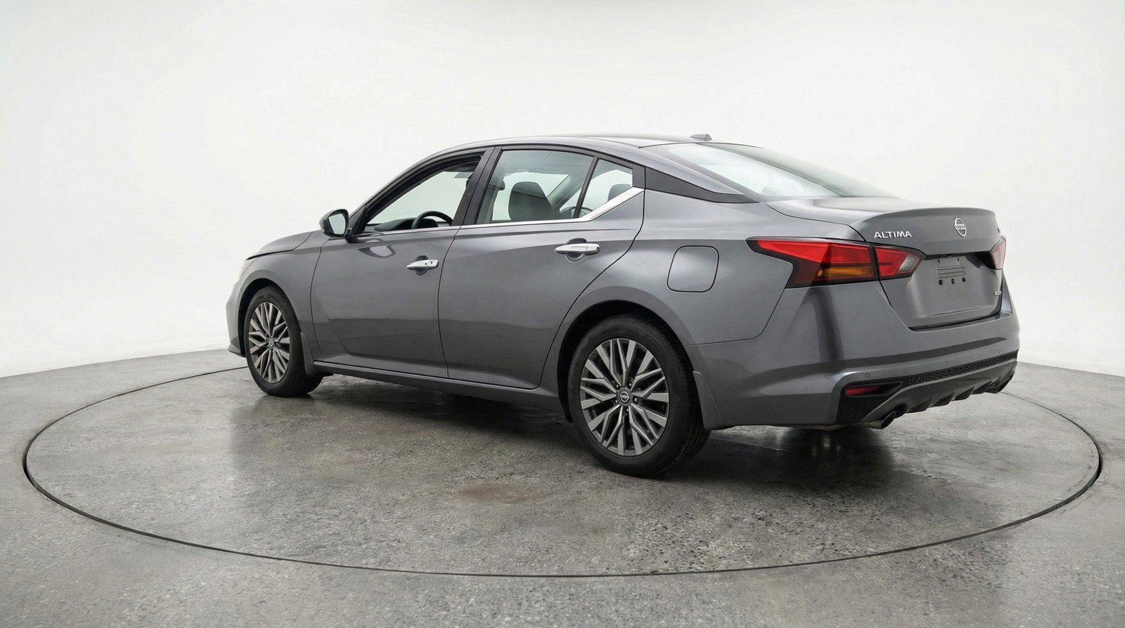 Used 2025 Nissan Altima 2.5 SV FWD image 6