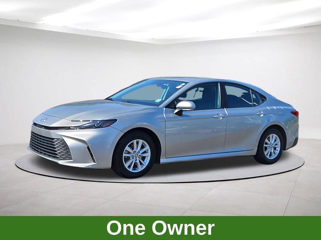 Used 2025 Toyota Camry SE FWD image 3