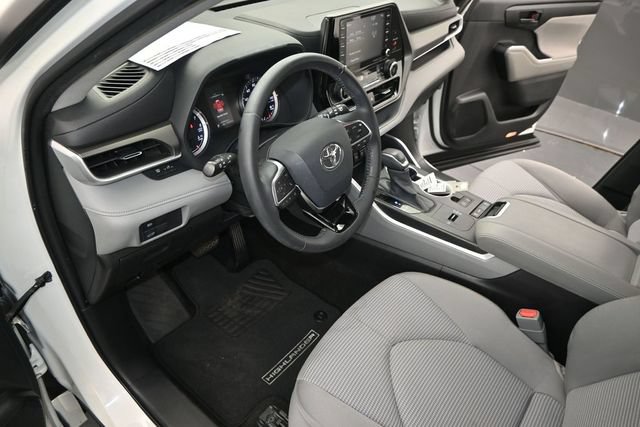 Used 2020 Toyota Highlander LE FWD image 5