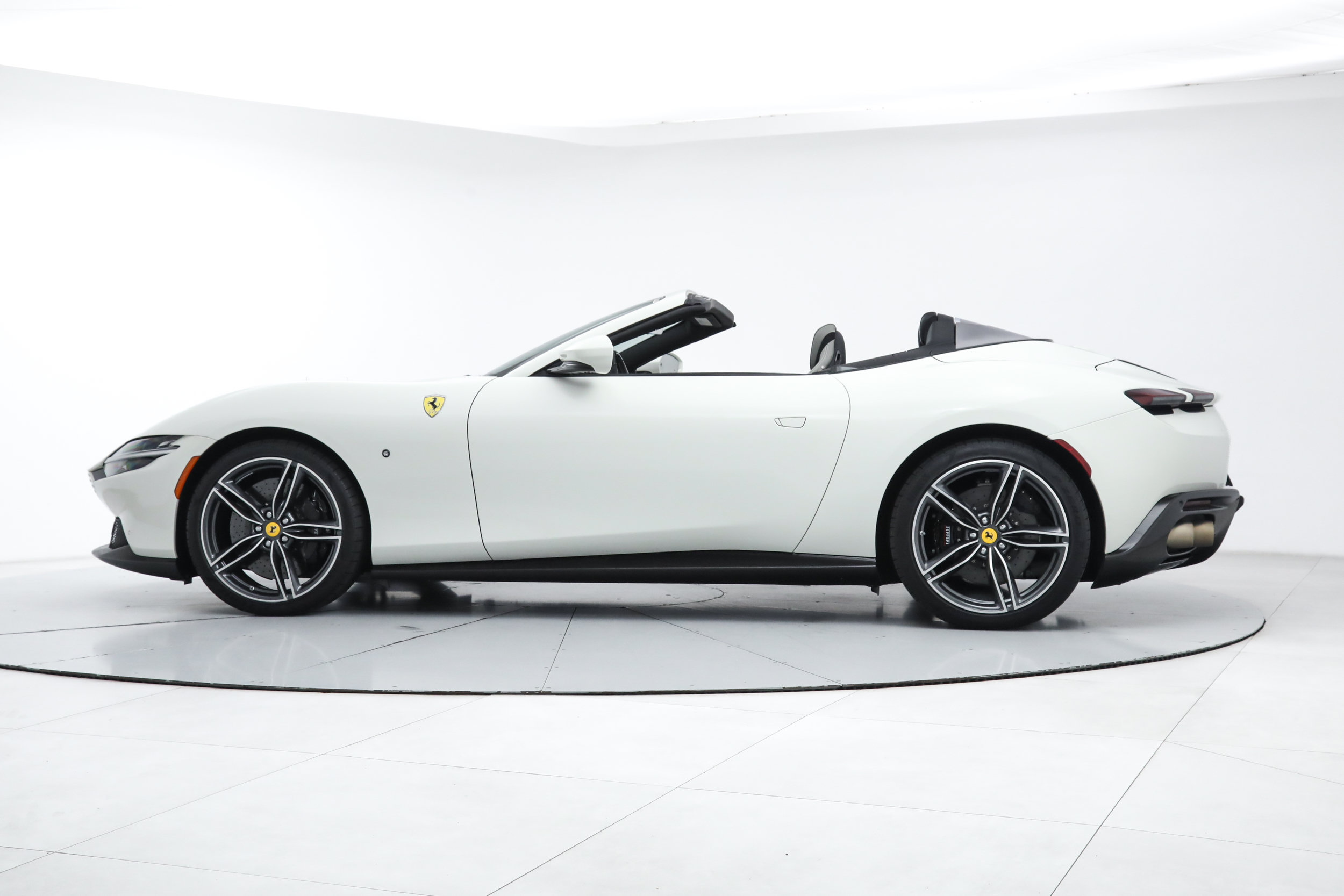 Certified 2024 Ferrari Roma Spider RWD image 4