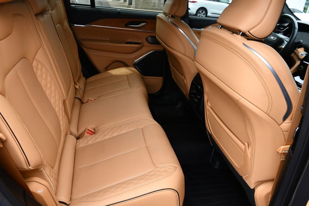 Used 2023 Jeep Grand Cherokee Summit AWD/4WD image 31