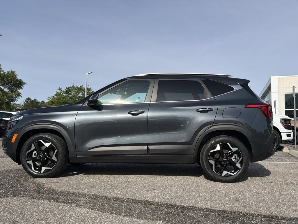 Used 2025 Kia Seltos EX FWD image 3