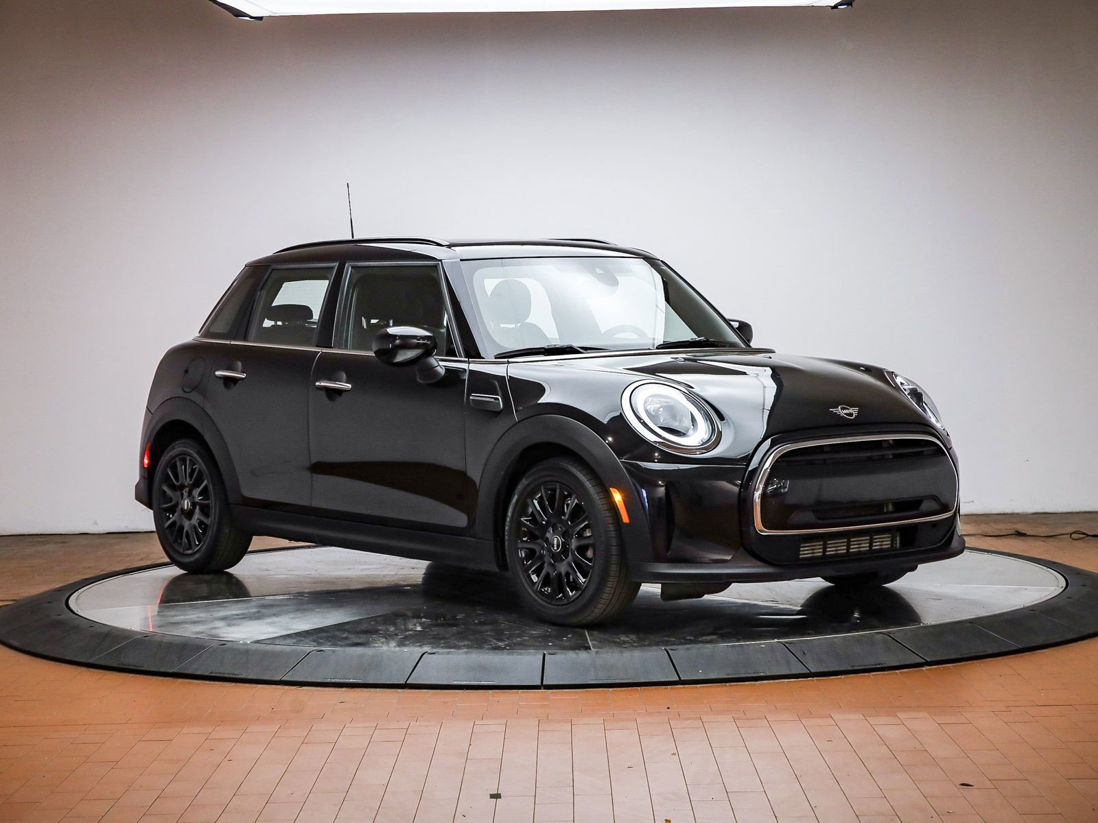 Used 2024 MINI Cooper 4-Door Hardtop w/ Signature Upholstery Package image 6
