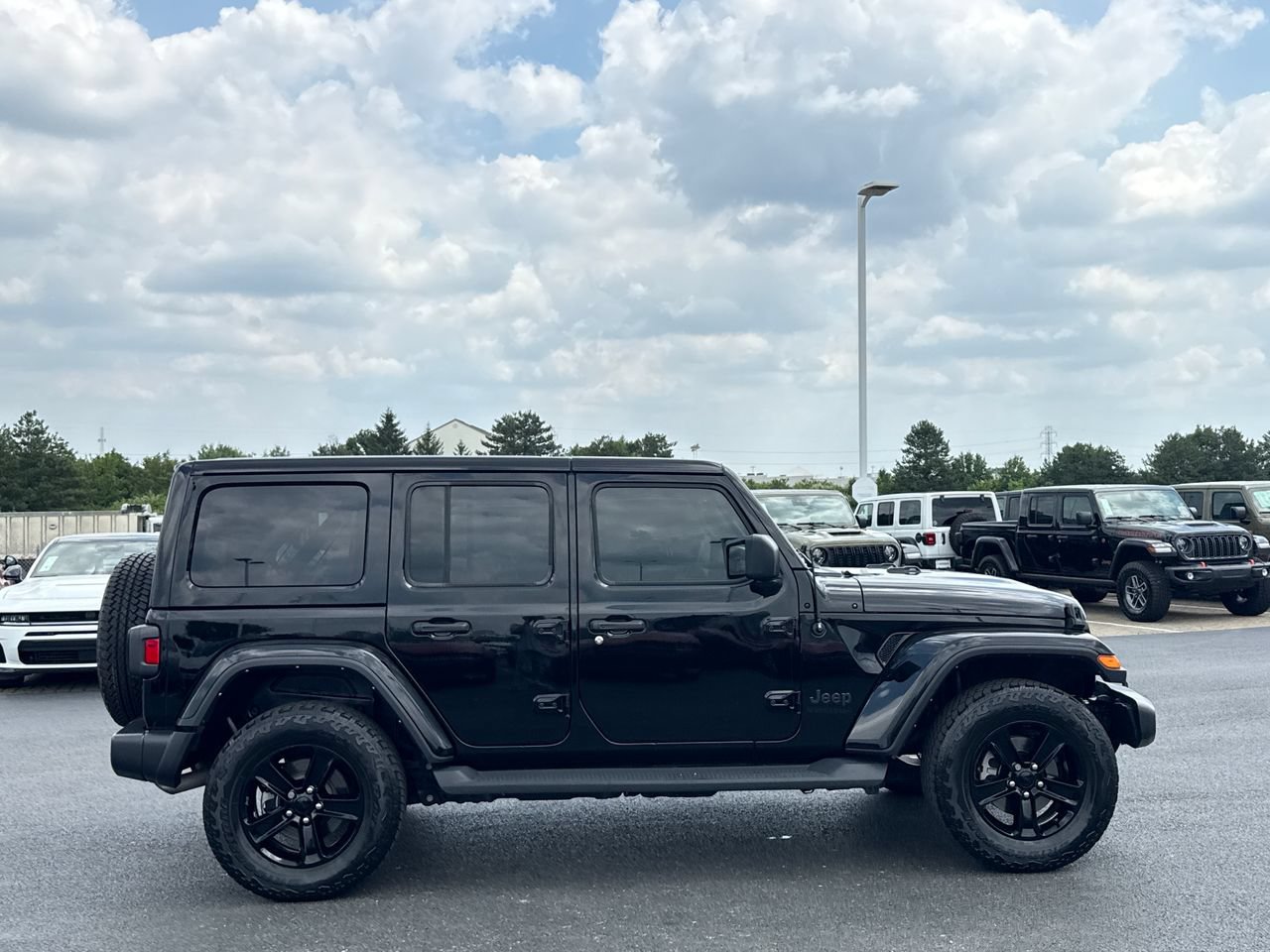 Used 2023 Jeep Wrangler Unlimited Sahara AWD/4WD image 2