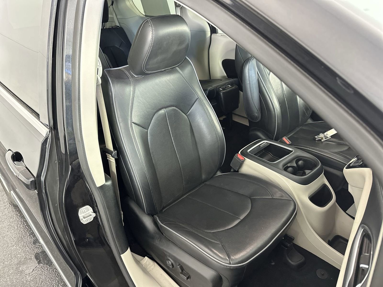 Used 2018 Chrysler Pacifica Limited image 32
