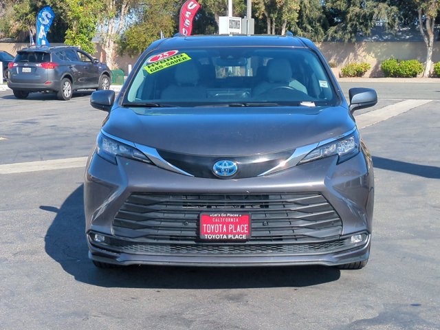 Used 2025 Toyota Sienna XLE FWD image 2