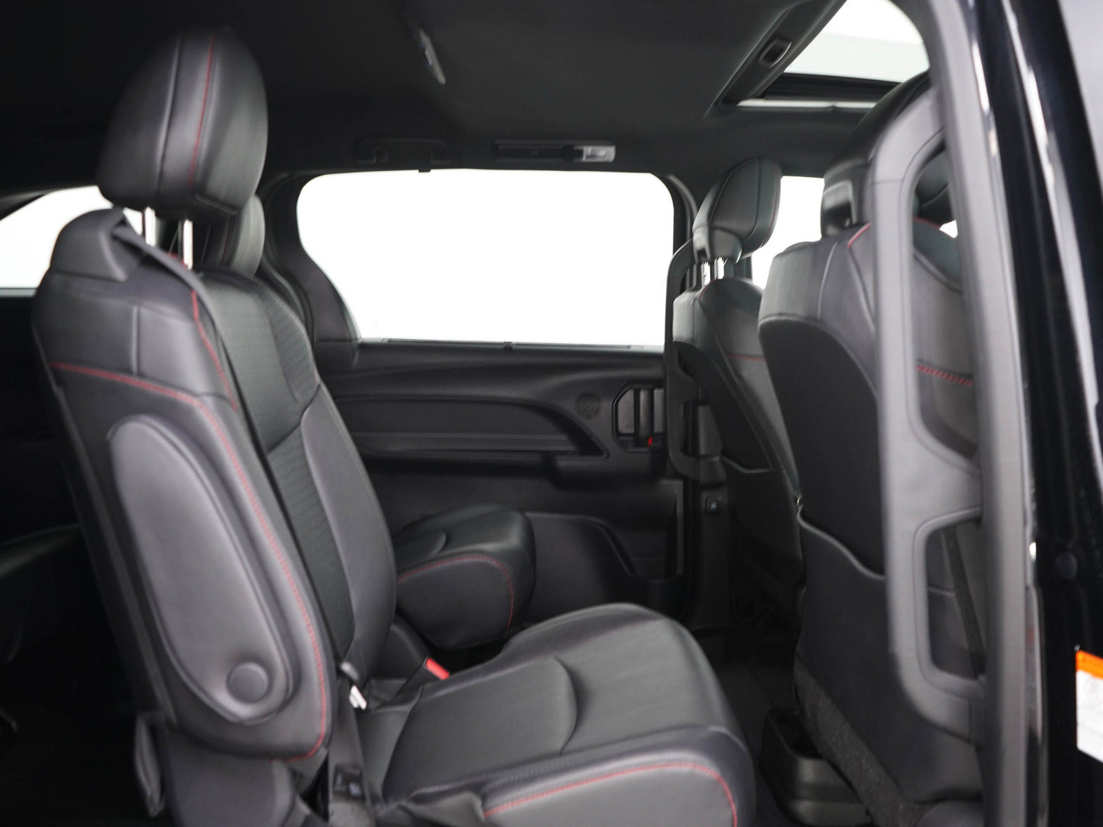 Used 2025 Toyota Sienna XSE AWD/4WD image 14