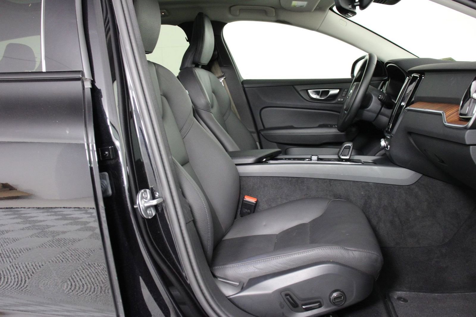 Certified 2025 Volvo V60 B5 Cross Country Plus image 29