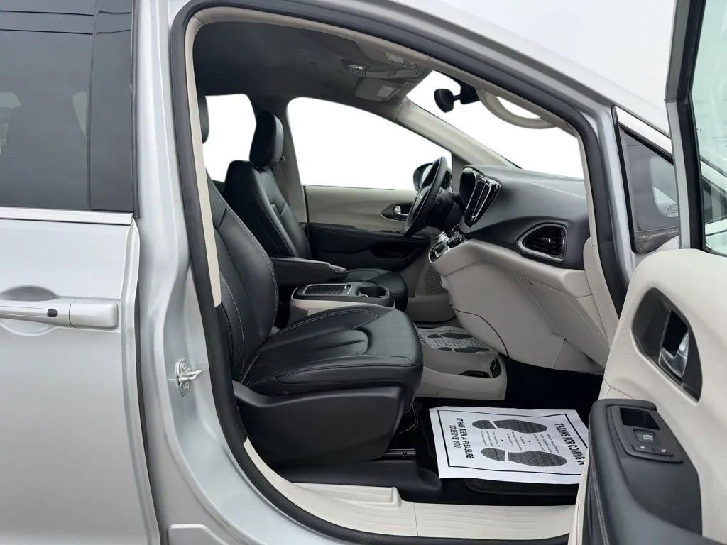 Used 2024 Chrysler Pacifica Touring-L FWD image 26
