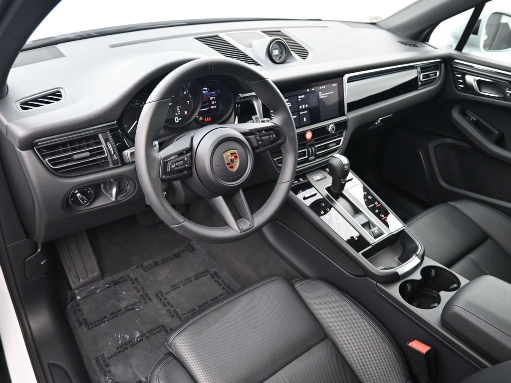 Certified 2025 Porsche Macan Turbo AWD/4WD image 4