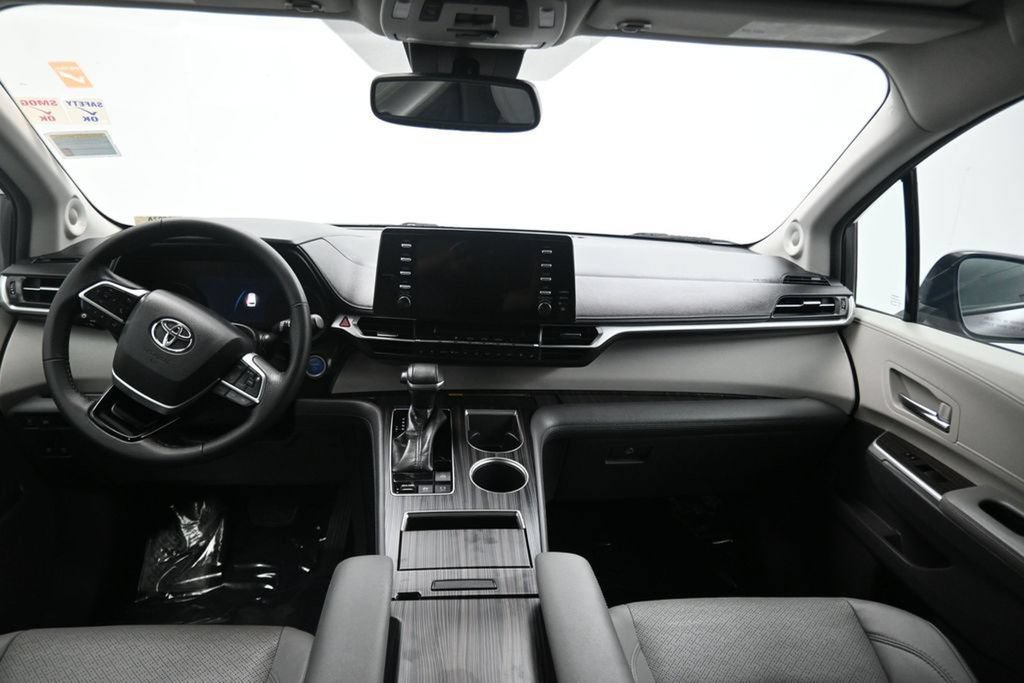 Used 2021 Toyota Sienna Limited FWD image 10