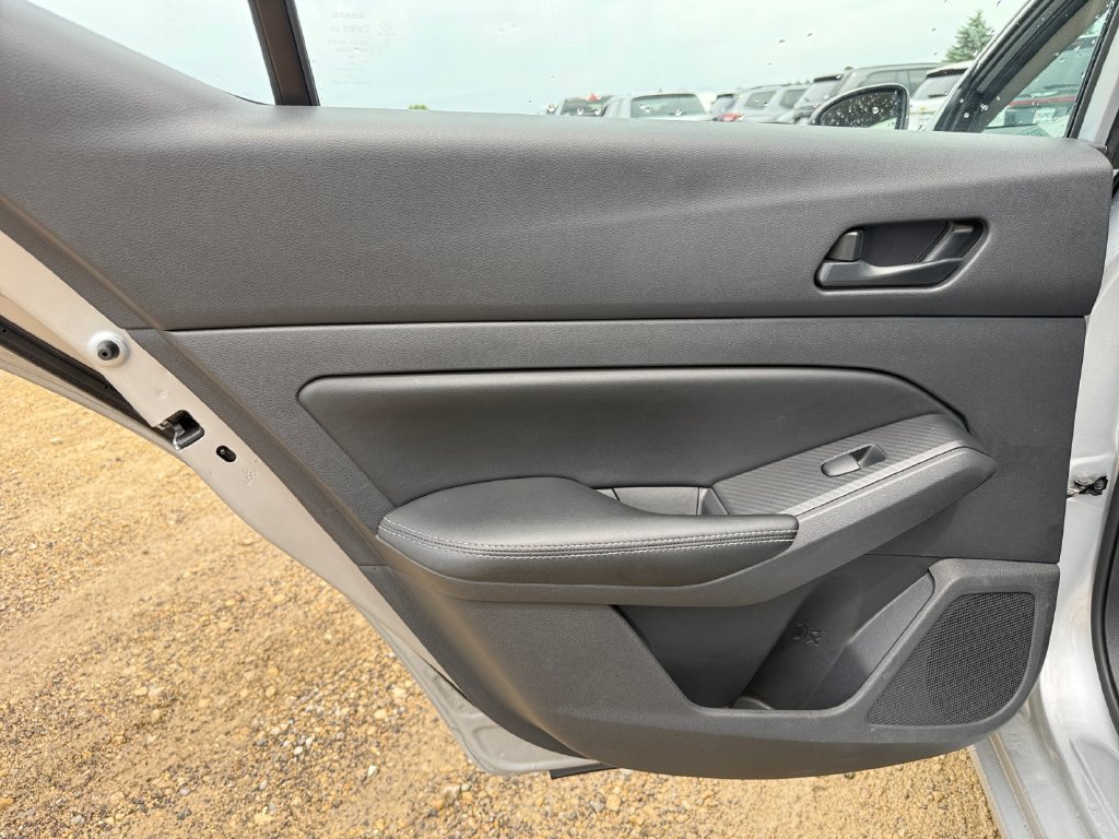 Used 2024 Nissan Altima 2.5 SV FWD image 34