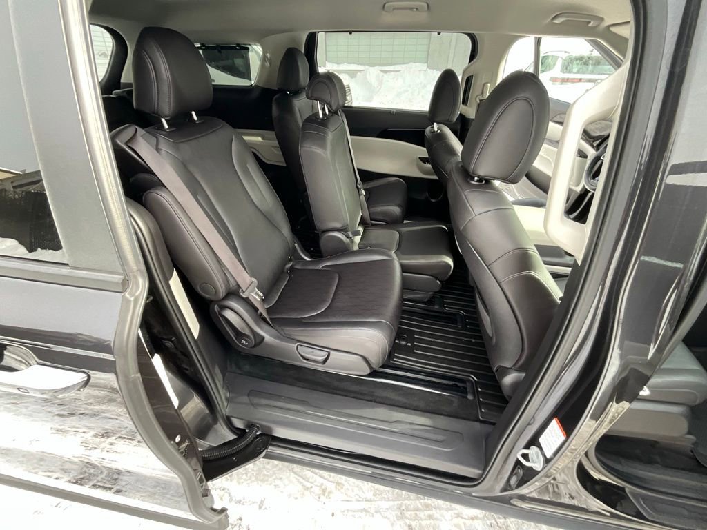 Used 2024 Kia Carnival EX image 35