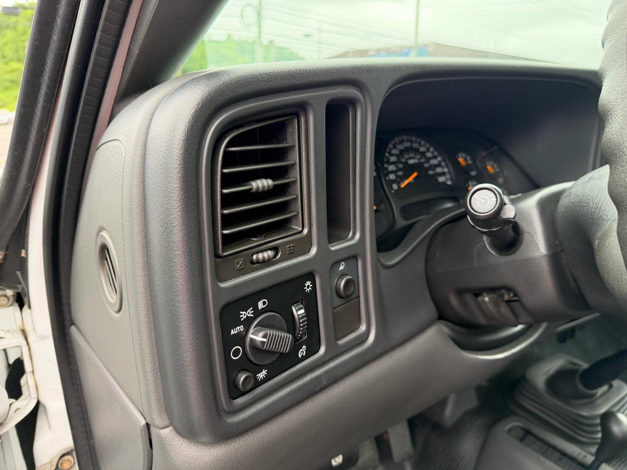 Used 2005 Chevrolet Silverado 2500 W/T AWD/4WD image 11