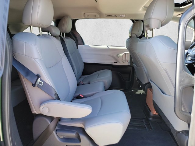 Used 2026 Toyota Sienna XLE FWD image 23